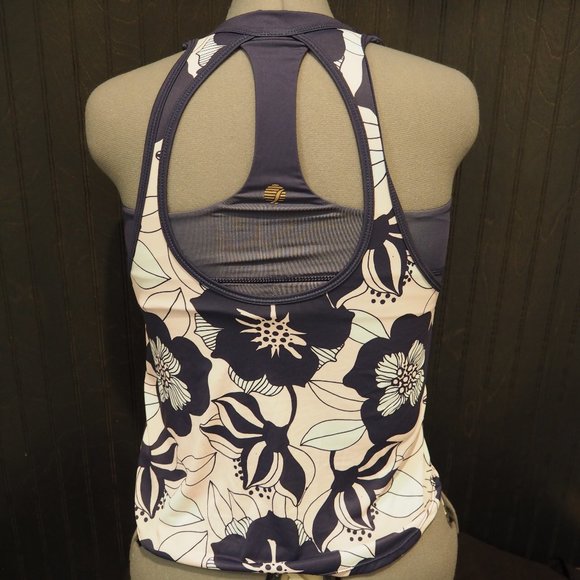 Shebeest Entwine Tank Tops with attached bra - Athletic Wear for Women - NWT - Picture 2 of 5